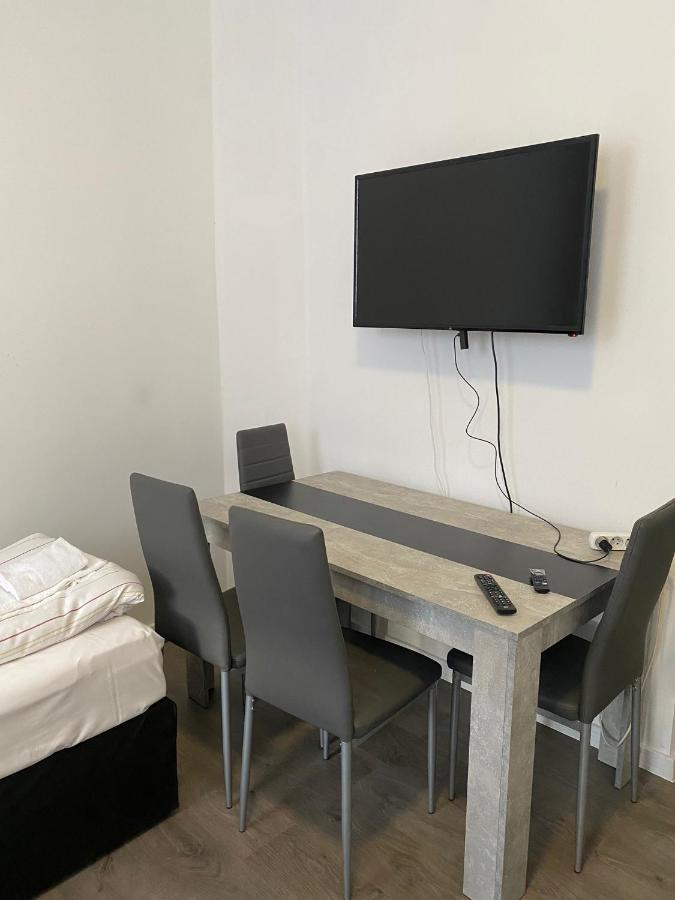 Modernes Apartment Mit 2 Schlafzimmern Und Privatparkplatz Nahe Innenstadt Neumuenster Exterior photo