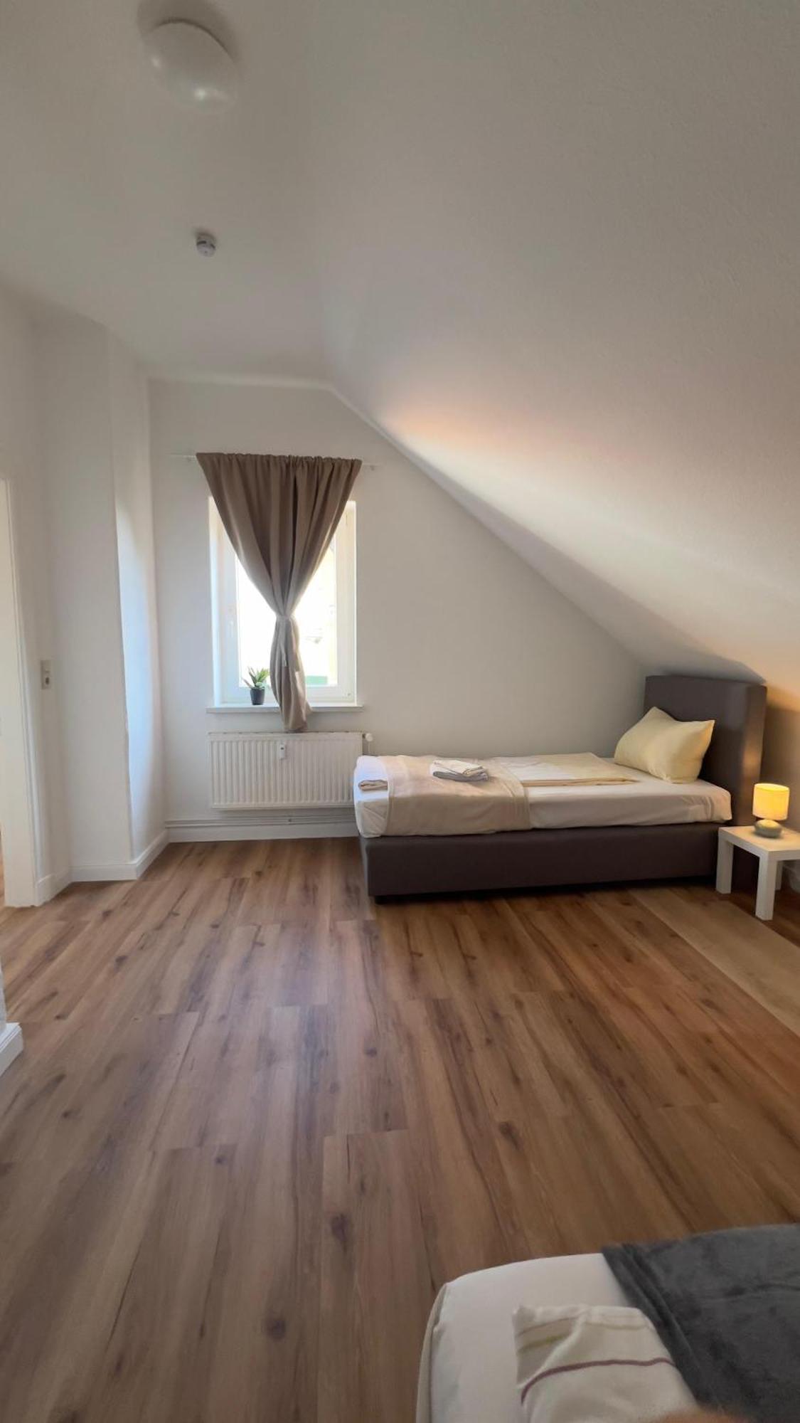 Modernes Apartment Mit 2 Schlafzimmern Und Privatparkplatz Nahe Innenstadt Neumuenster Exterior photo