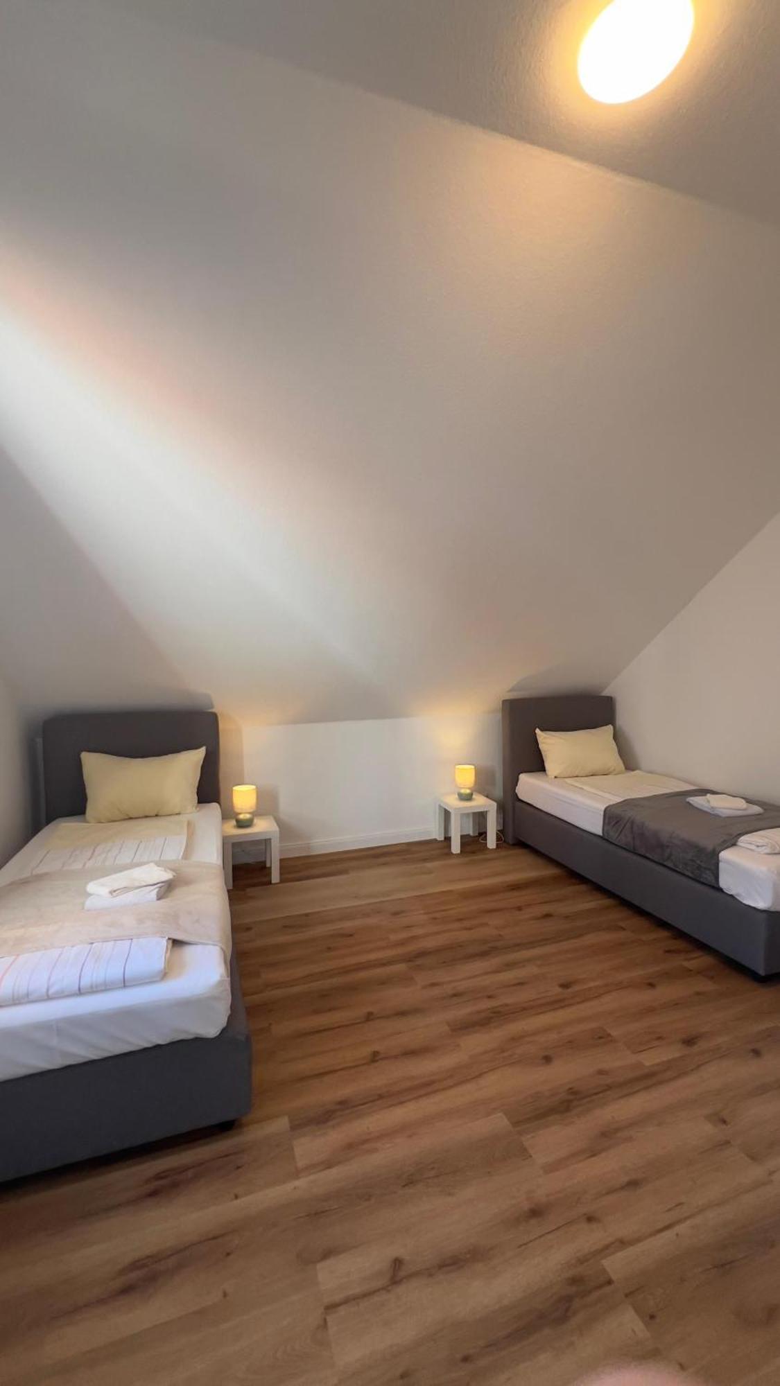 Modernes Apartment Mit 2 Schlafzimmern Und Privatparkplatz Nahe Innenstadt Neumuenster Exterior photo